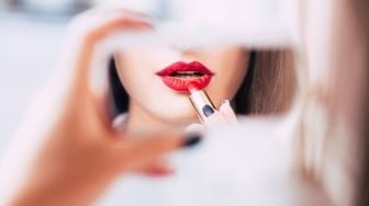 Gigi Auto Putih! Ini 7 Lipstik Merah yang Bikin Senyummu Langsung Fresh Seketika