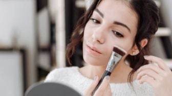 5 Tips Make Up Tahan Lama untuk Kulit Berminyak, Anti Luntur Seharian!