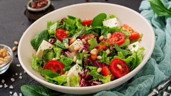 Salad Jadi Pilihan Camilan Sehat saat Cuaca Panas, Ini Manfaat dan Resep Segarnya