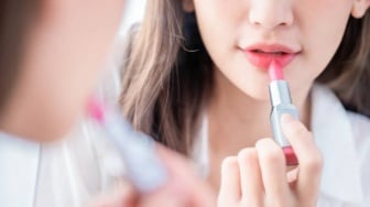 Rahasia Artis Korea Bikin Ombre Lips Flawless, Padahal Cuma Pakai 2 Produk