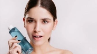 Pakai Kapas atau Tangan? Ini Cara Pakai Toner yang Benar Menurut Dokter