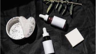 5 Serum yang Bisa Mengencangkan Kulit Wajah untuk Usia 45 Tahun ke Atas