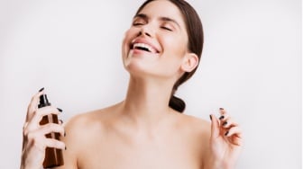 Mau Staycation? Ini 4 Notes Parfum Minimalis Bikin Betah Rebahan Seharian