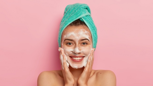 6 Rekomendasi Facial Wash untuk Mencerahkan Wajah, Tidak Bikin Kulit Kering dan Ketarik