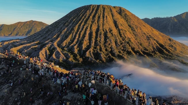 Foto udara suasana upacara Yadnya Kasada di Gunung Bromo, Kabupaten Probolinggo, Jawa Timur, Senin (1/6/2026). [ANTARA FOTO/Irfan Sumanjaya/nym]