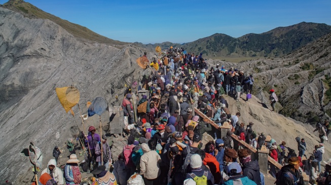 Warga suku Tengger membawa sesaji saat upacara Yadnya Kasada di Gunung Bromo, Kabupaten Probolinggo, Jawa Timur, Senin (1/6/2026). [ANTARA FOTO/Irfan Sumanjaya/nym]